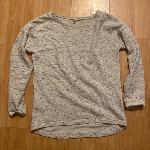 HnM 3/4 sleeved top - Picture 3 of 3